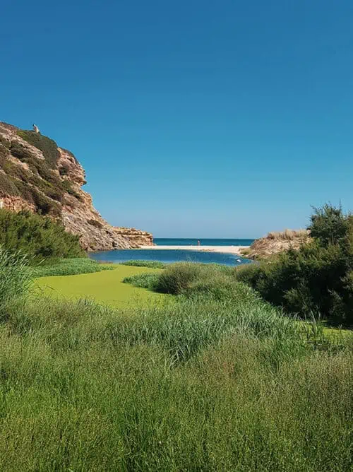 Vista de uma praia diretamente no Algarve