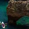 Menschen fahren in Kanus über die Algarve