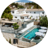 Maison de vacances blanche Casa Kalu avec piscine dans laquelle nage un homme, grande terrasse