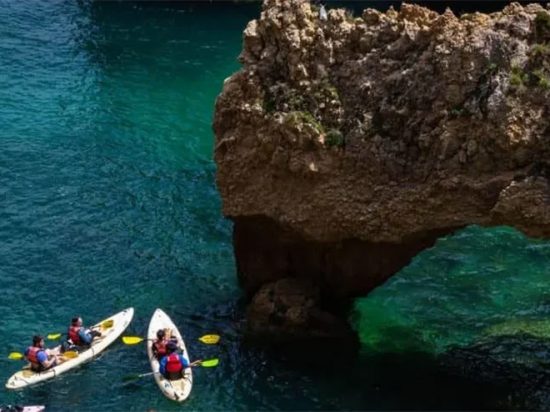 Kayakers no Algarve perto da costa