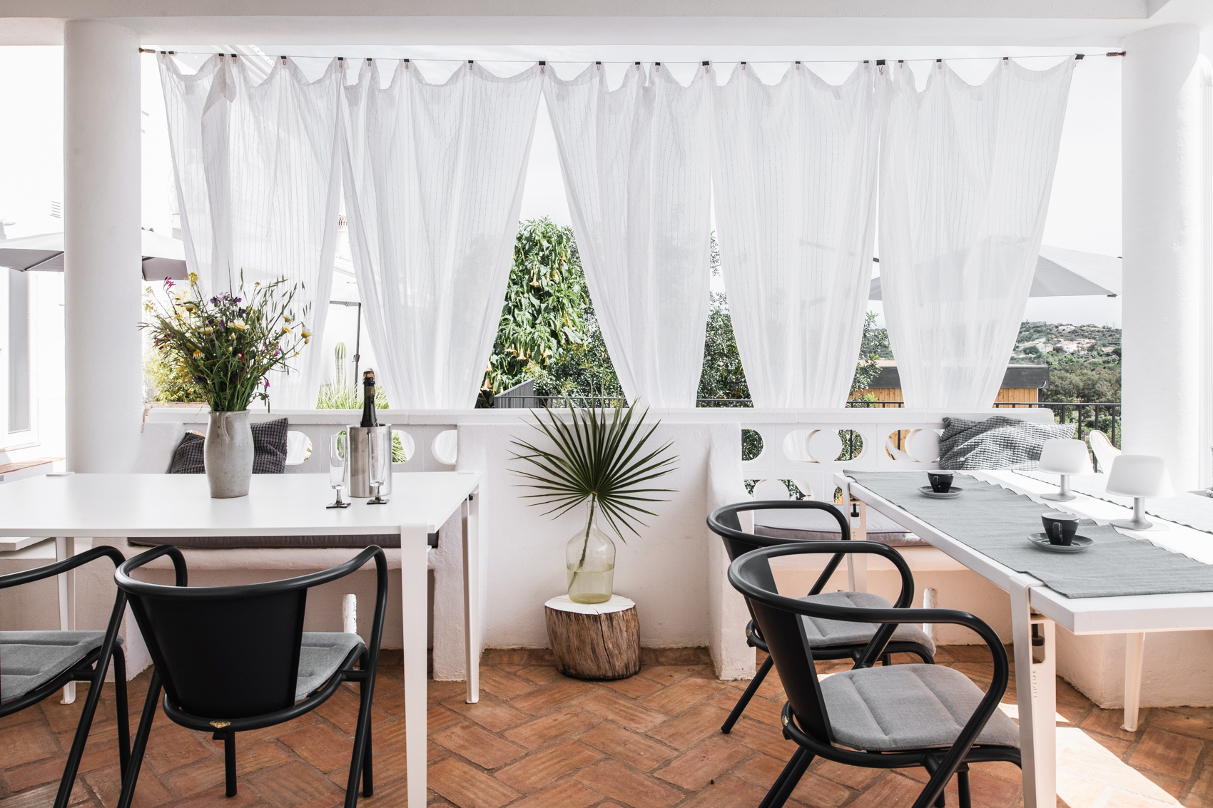 Bright and airy terrace at CASA KALU with elegant dining area and views of the rolling Algarve hills, perfect for a relaxed al fresco meal.