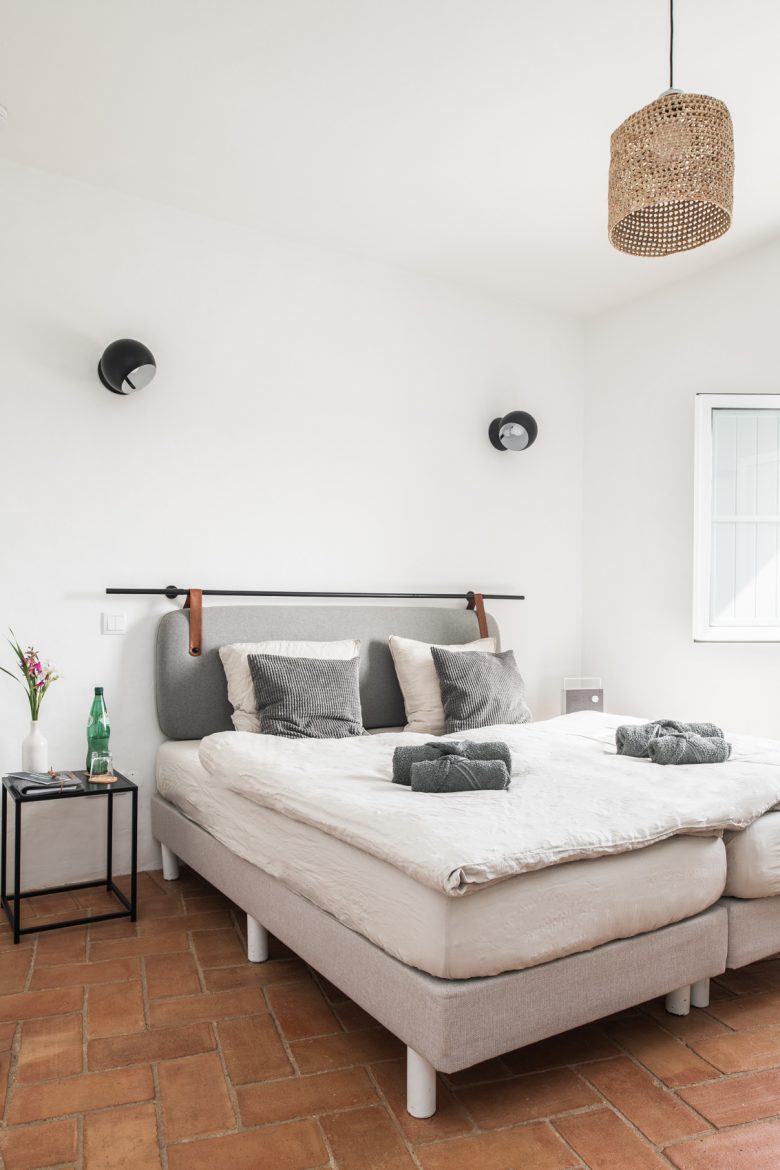 Chambre à coucher minimaliste moderne dans la CASA KALU avec lumière naturelle et décoration élégante en Algarve