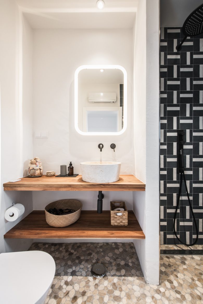 Casa de banho moderna e minimalista na CASA KALU com luz natural e mobiliário elegante no Algarve