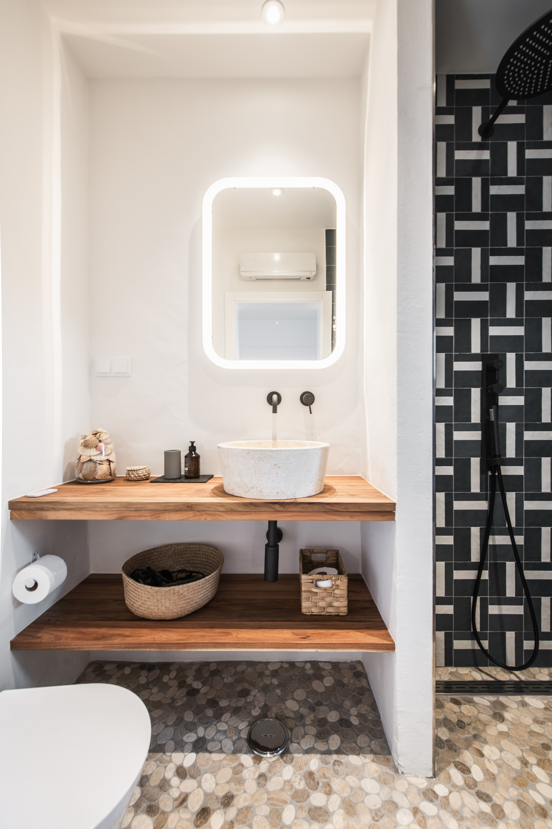 Modern minimalistisches Badezimmer in der CASA KALU mit natürlichem Licht und stilvoller Einrichtung in der Algarve