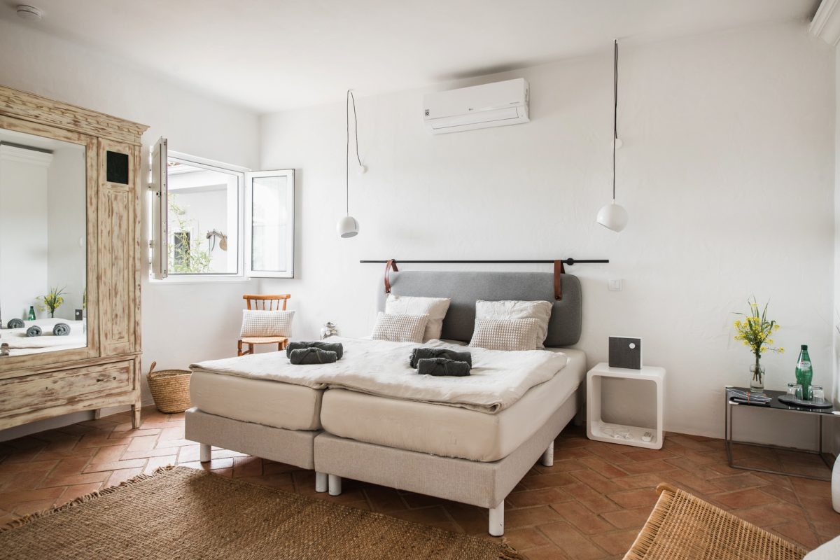 Modern minimalistisches Schlafzimmer in der CASA KALU mit natürlichem Licht und stilvoller Einrichtung in der Algarve