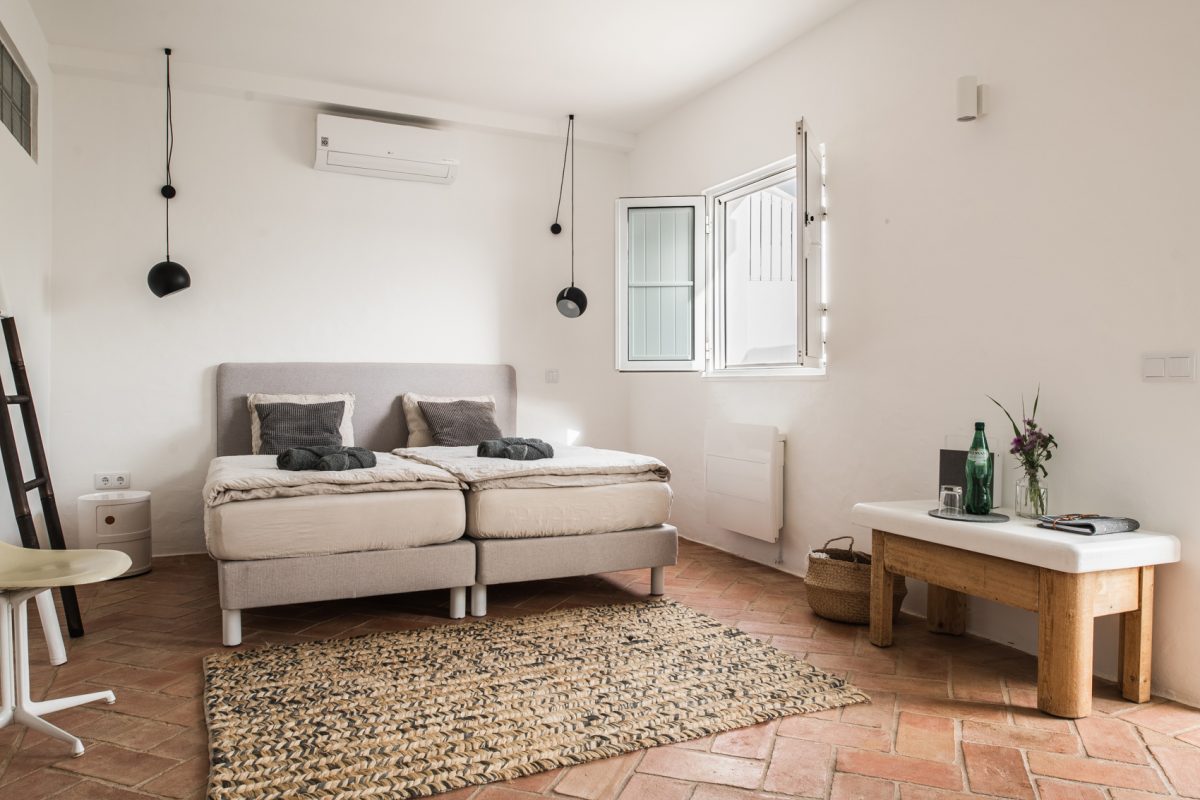 Modern minimalistisches Schlafzimmer in der CASA KALU mit natürlichem Licht und stilvoller Einrichtung in der Algarve