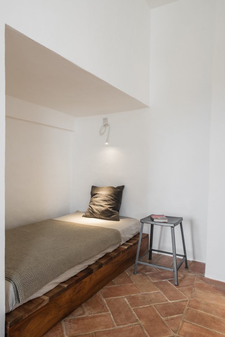 Espaço de dormir moderno e minimalista na CASA KALU com luz natural e mobiliário elegante no Algarve