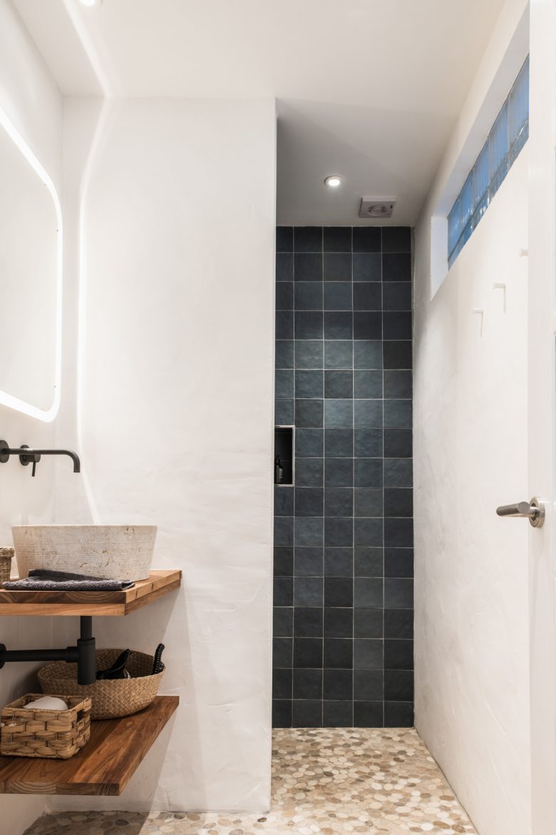 Salle de bain moderne et minimaliste dans la CASA KALU avec lumière naturelle et décoration élégante en Algarve