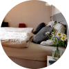 Chambre à coucher minimaliste moderne dans la CASA KALU avec lumière naturelle et décoration élégante en Algarve