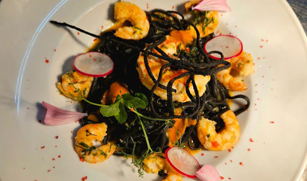 Crevettes et radis joliment disposés sur une assiette